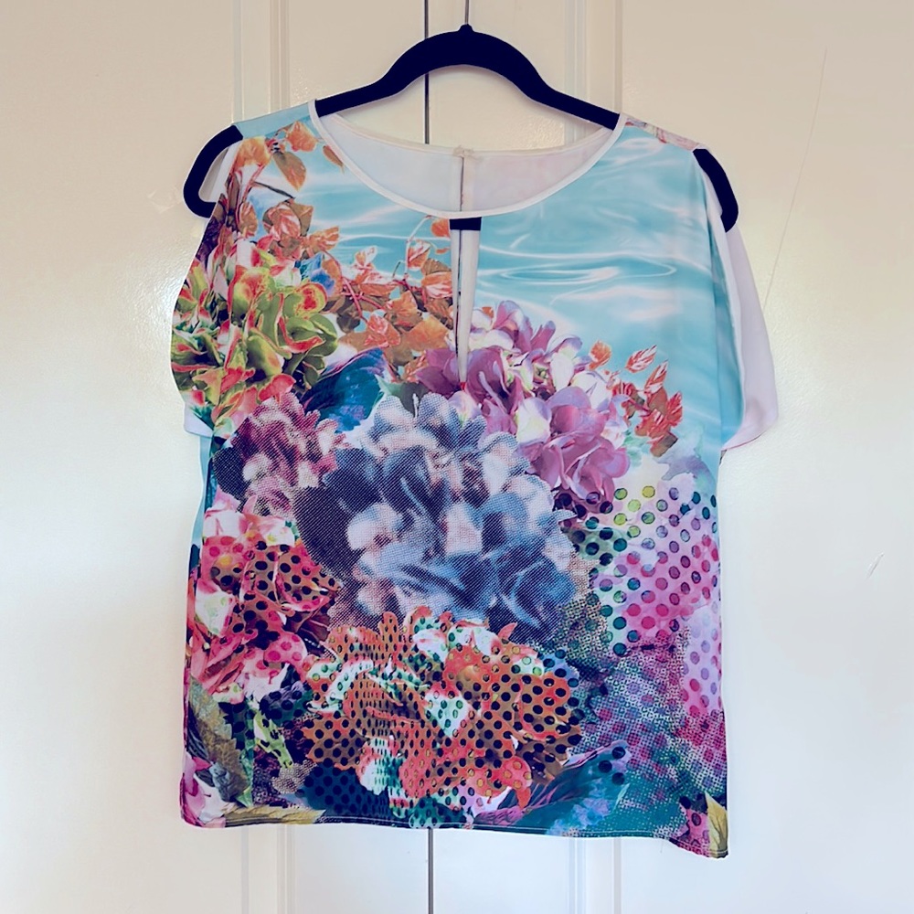 Polyester top. Open sleeves, flower print multi color